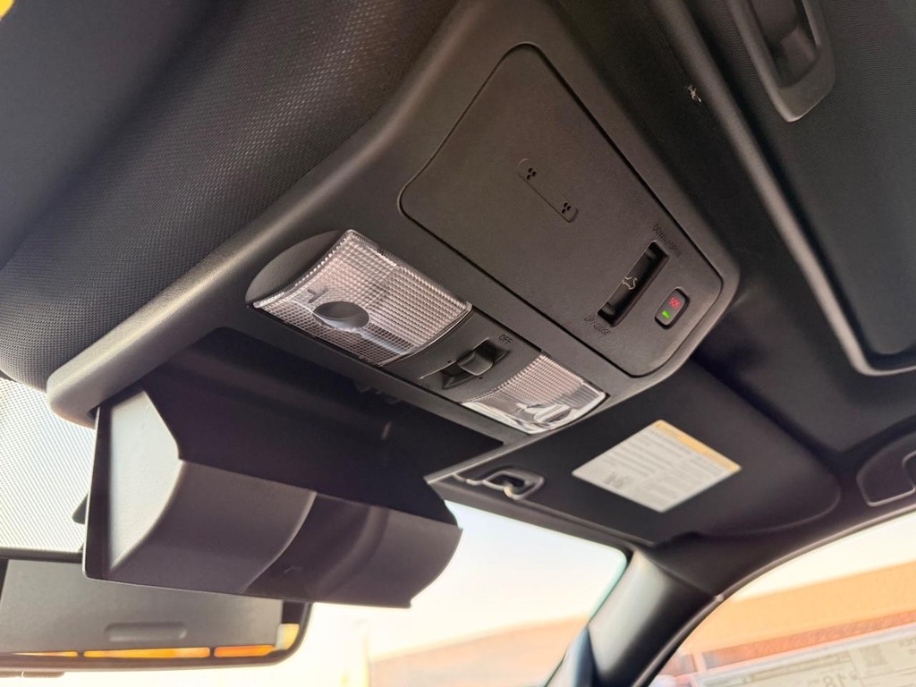 Nissan Frontier Vehicle Full-screen Gallery Image 04