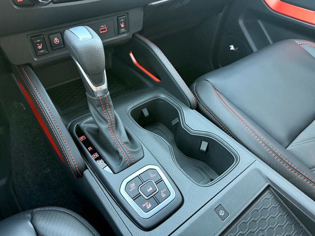 Nissan Frontier Vehicle Full-screen Gallery Image 06