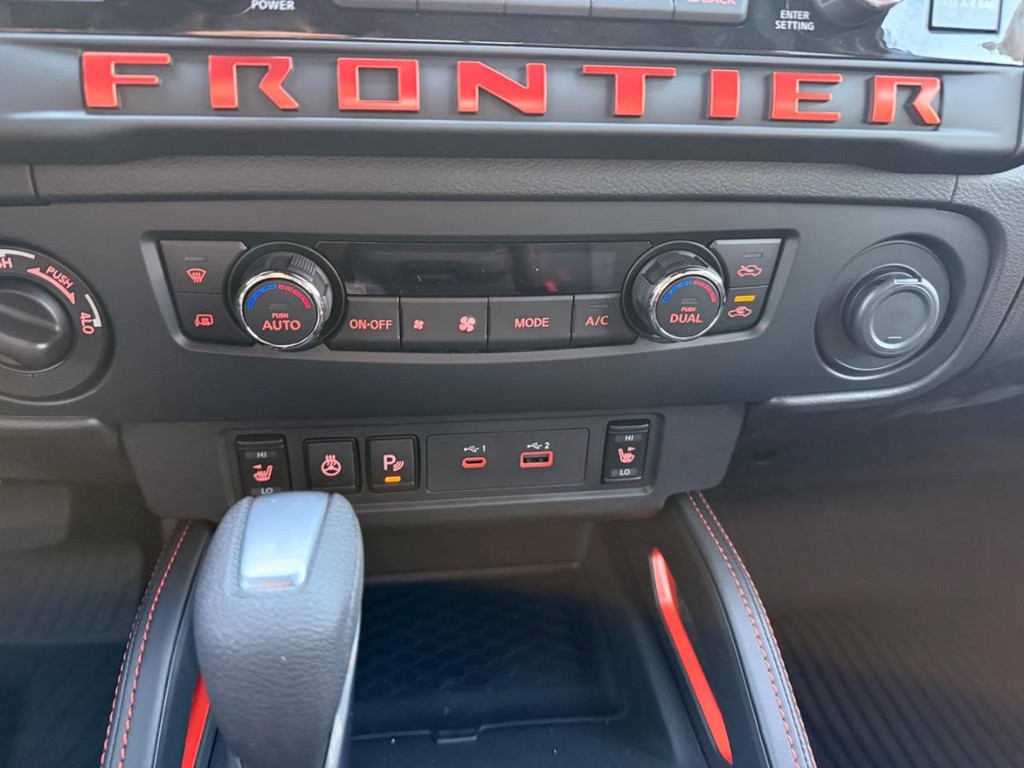 Nissan Frontier Vehicle Full-screen Gallery Image 08