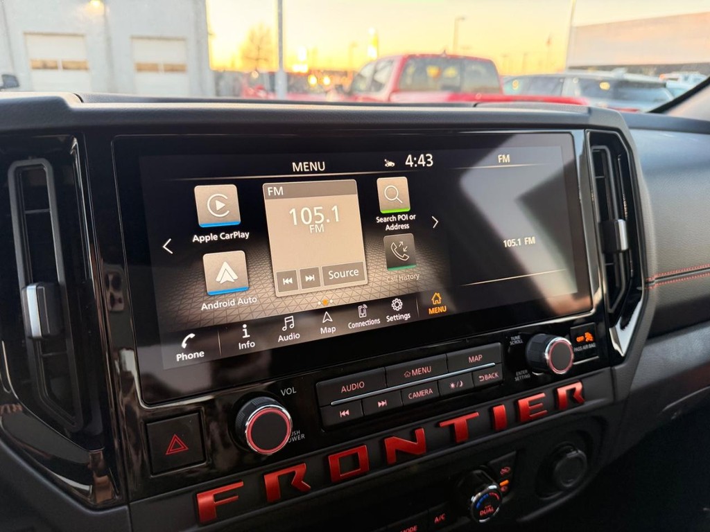 Nissan Frontier Vehicle Full-screen Gallery Image 09