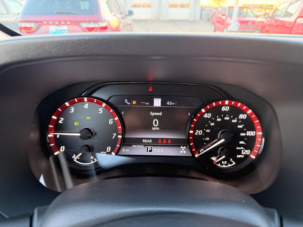 Nissan Frontier Vehicle Full-screen Gallery Image 10