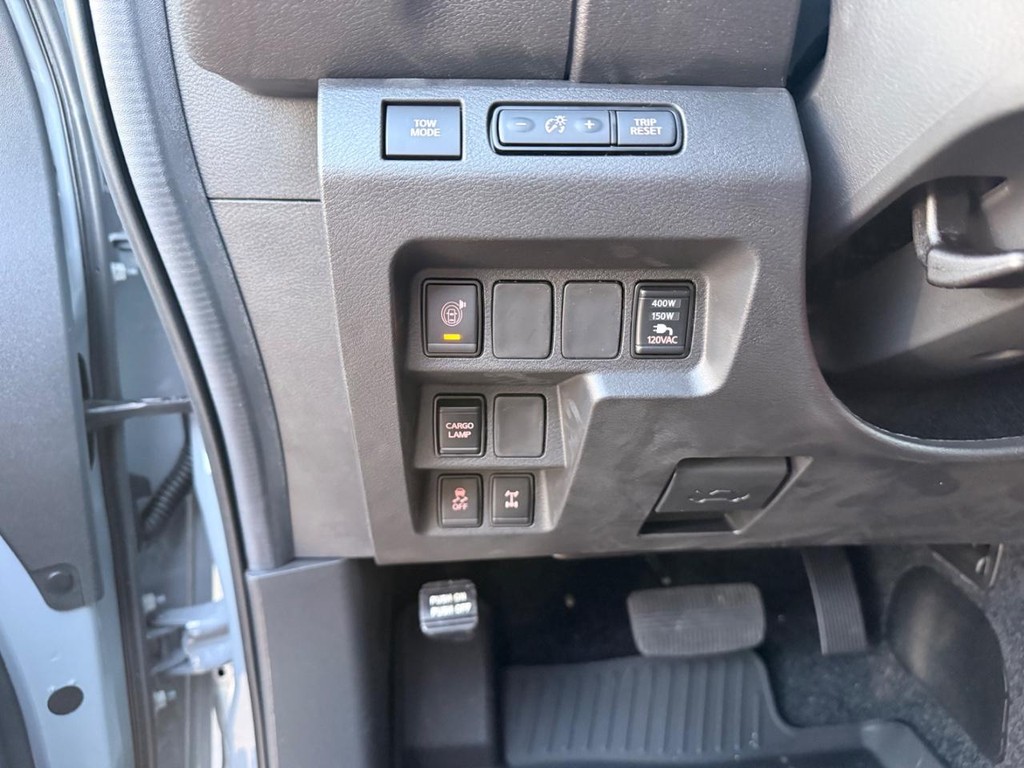 Nissan Frontier Vehicle Full-screen Gallery Image 12