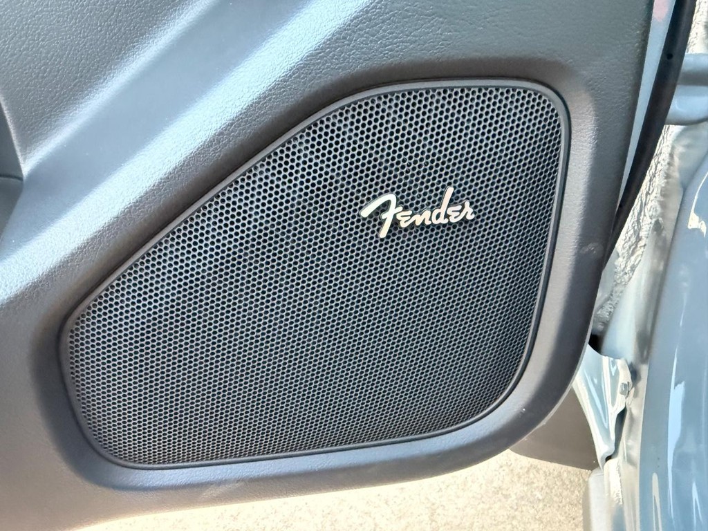 Nissan Frontier Vehicle Full-screen Gallery Image 13