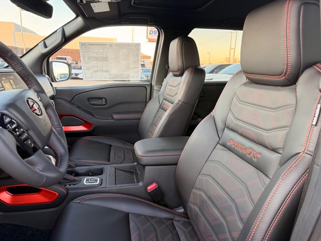 Nissan Frontier Vehicle Full-screen Gallery Image 14