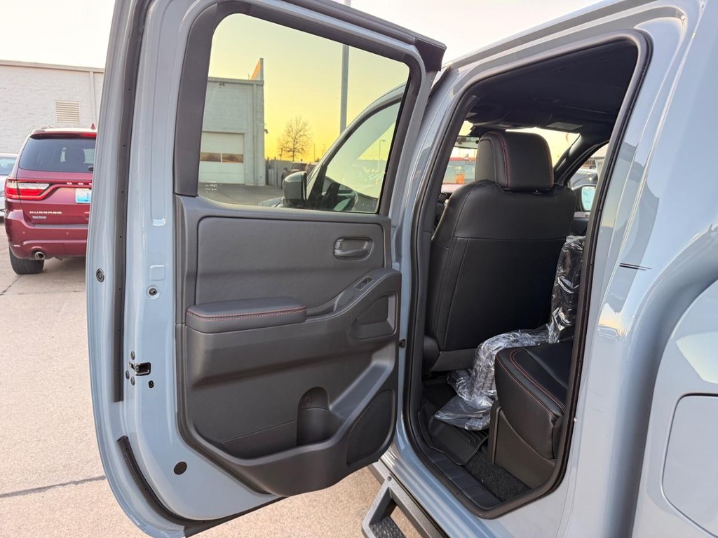 Nissan Frontier Vehicle Full-screen Gallery Image 17