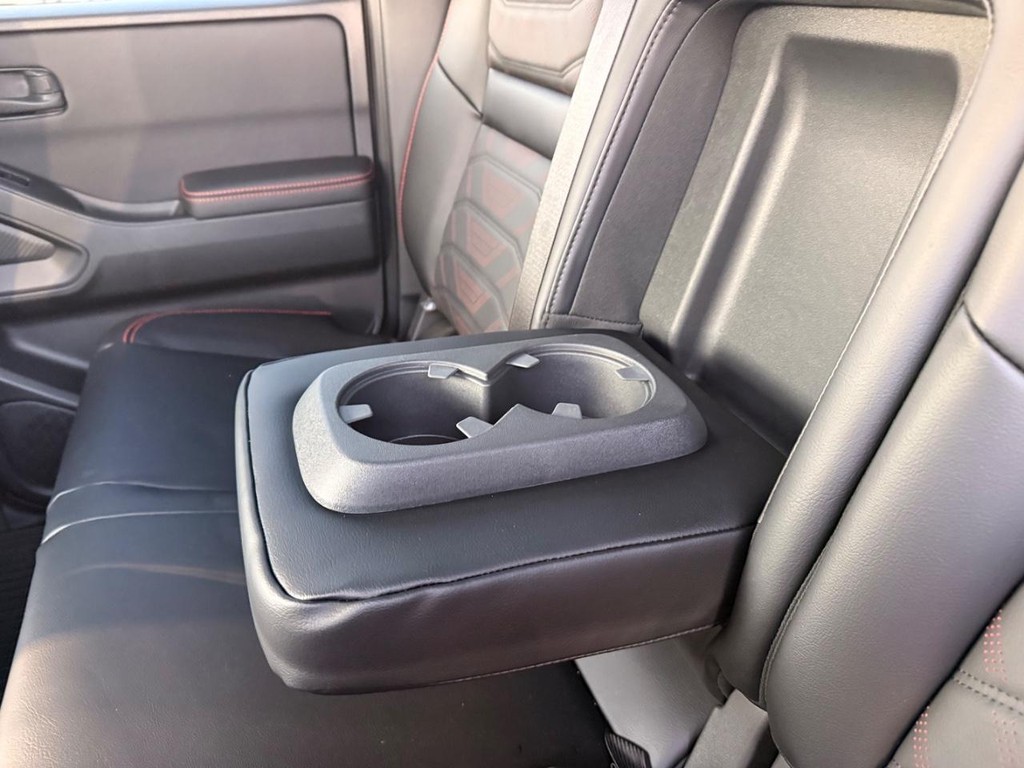 Nissan Frontier Vehicle Full-screen Gallery Image 18