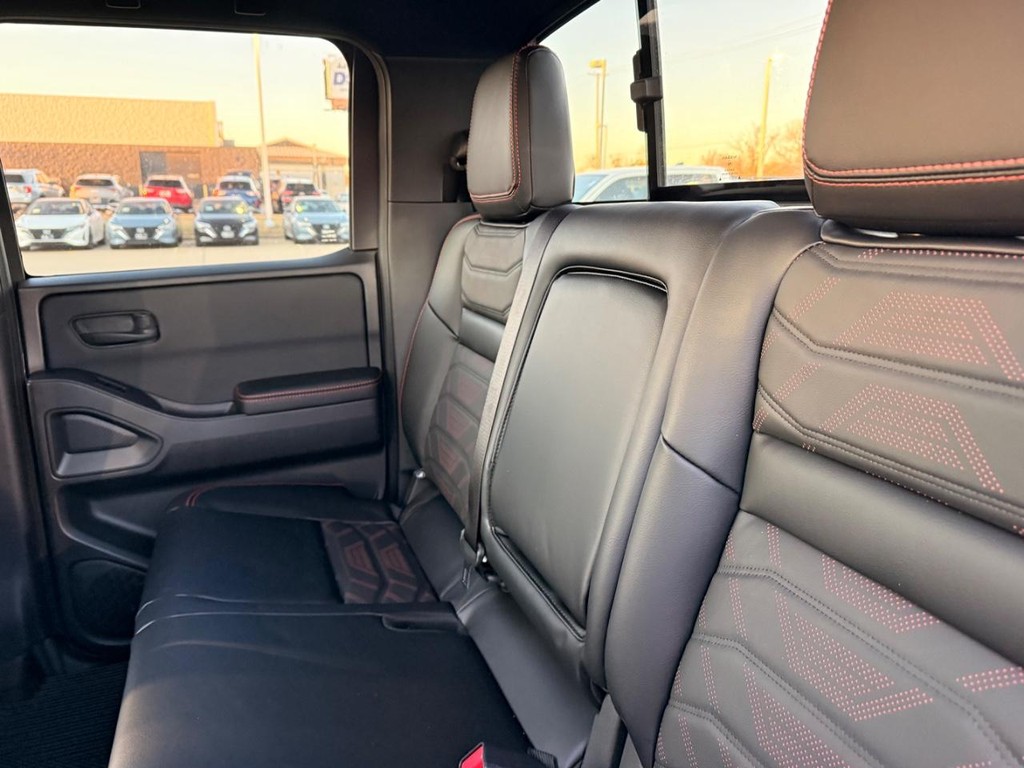 Nissan Frontier Vehicle Full-screen Gallery Image 19