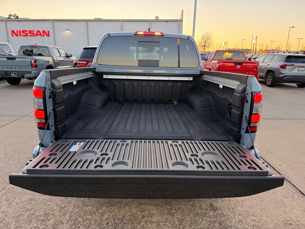 Nissan Frontier Vehicle Full-screen Gallery Image 21