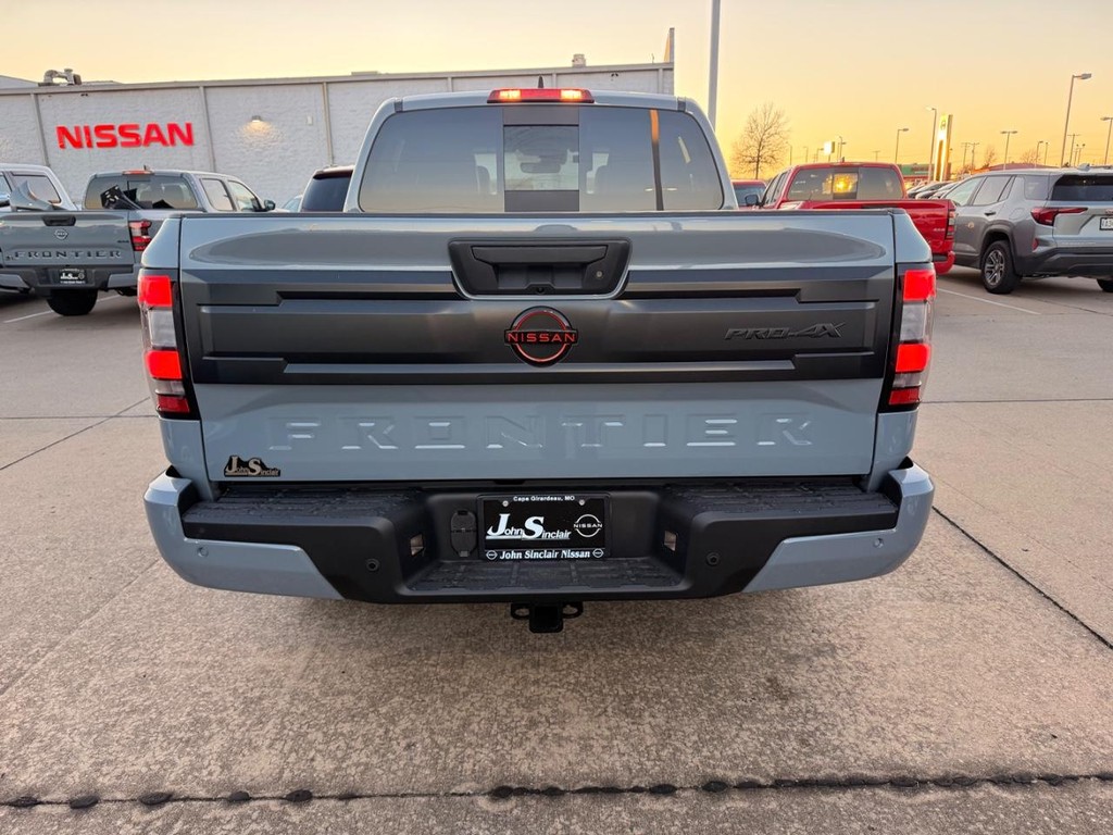 Nissan Frontier Vehicle Full-screen Gallery Image 22