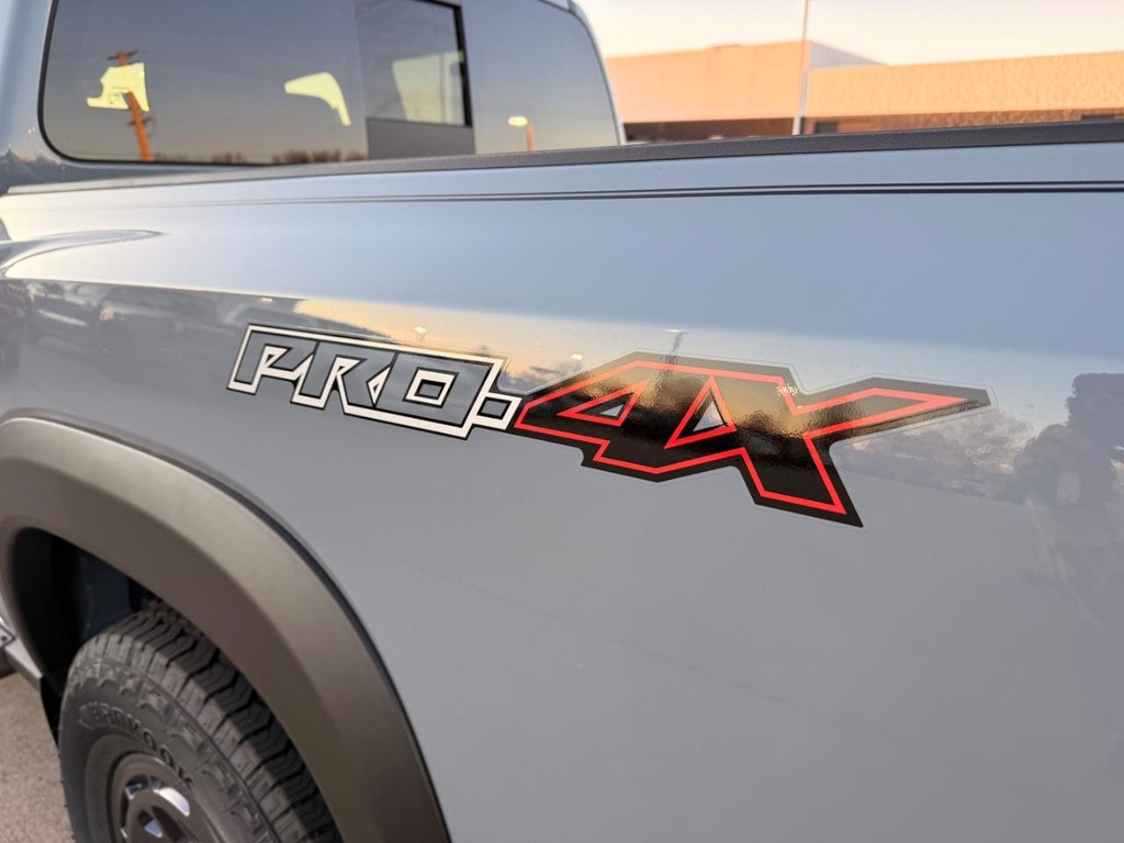 Nissan Frontier Vehicle Full-screen Gallery Image 23