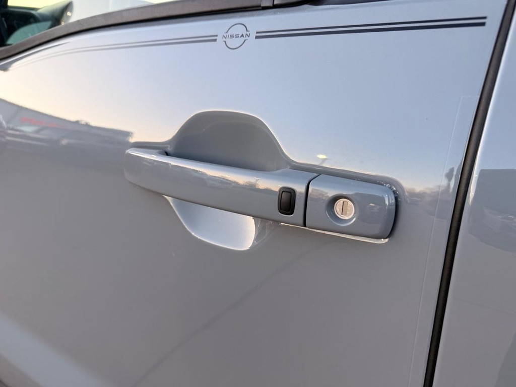 Nissan Frontier Vehicle Full-screen Gallery Image 24