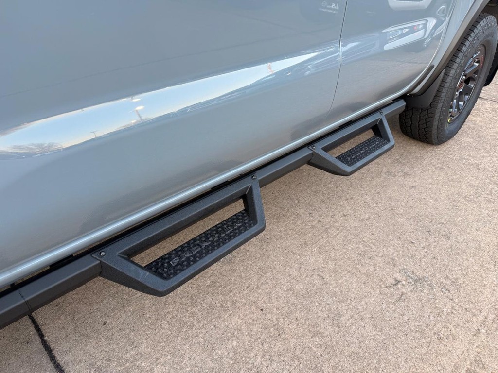 Nissan Frontier Vehicle Full-screen Gallery Image 25