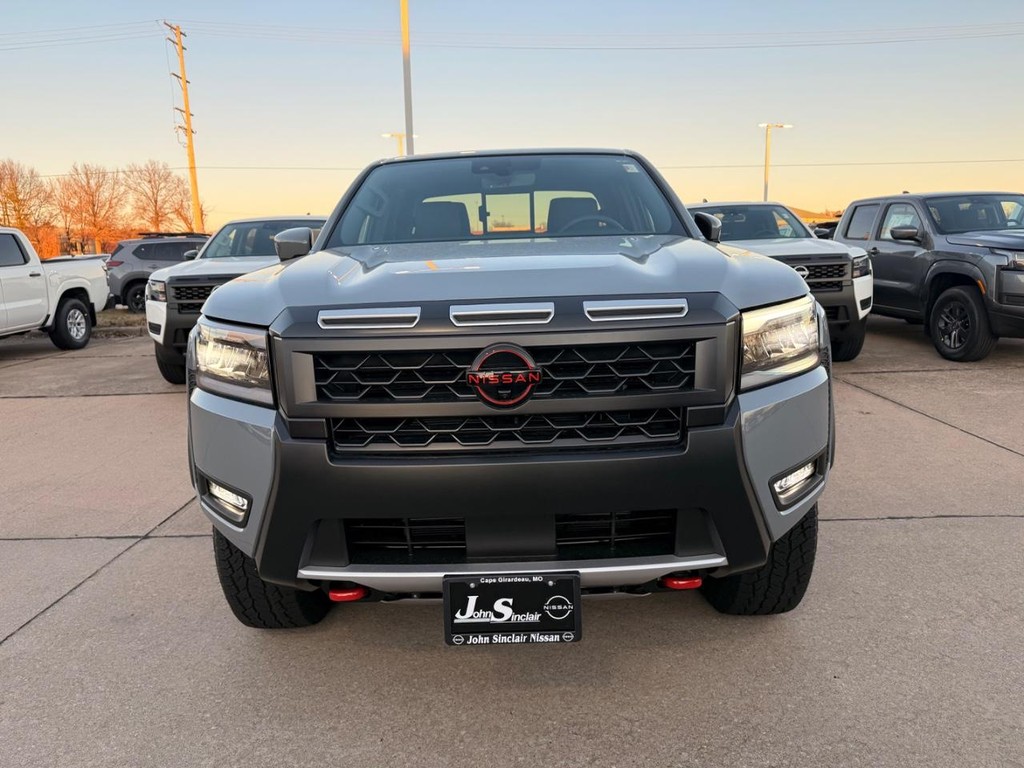 Nissan Frontier Vehicle Full-screen Gallery Image 26