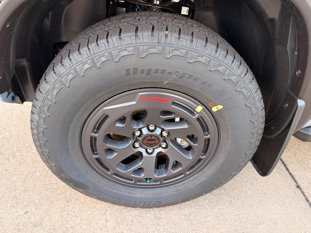 Nissan Frontier Vehicle Full-screen Gallery Image 27