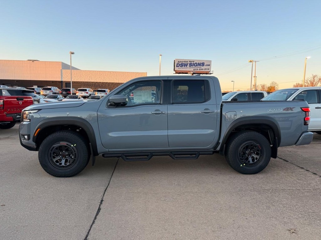 Nissan Frontier Vehicle Full-screen Gallery Image 28