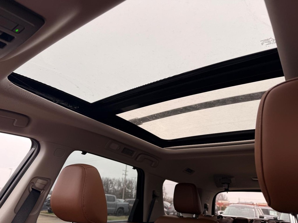 Nissan Pathfinder Vehicle Full-screen Gallery Image 02