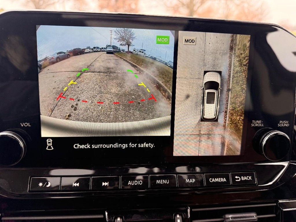 Nissan Pathfinder Vehicle Full-screen Gallery Image 03