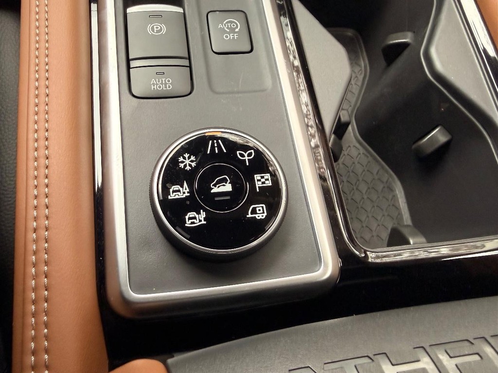 Nissan Pathfinder Vehicle Full-screen Gallery Image 04