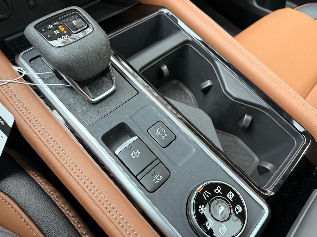 Nissan Pathfinder Vehicle Full-screen Gallery Image 09