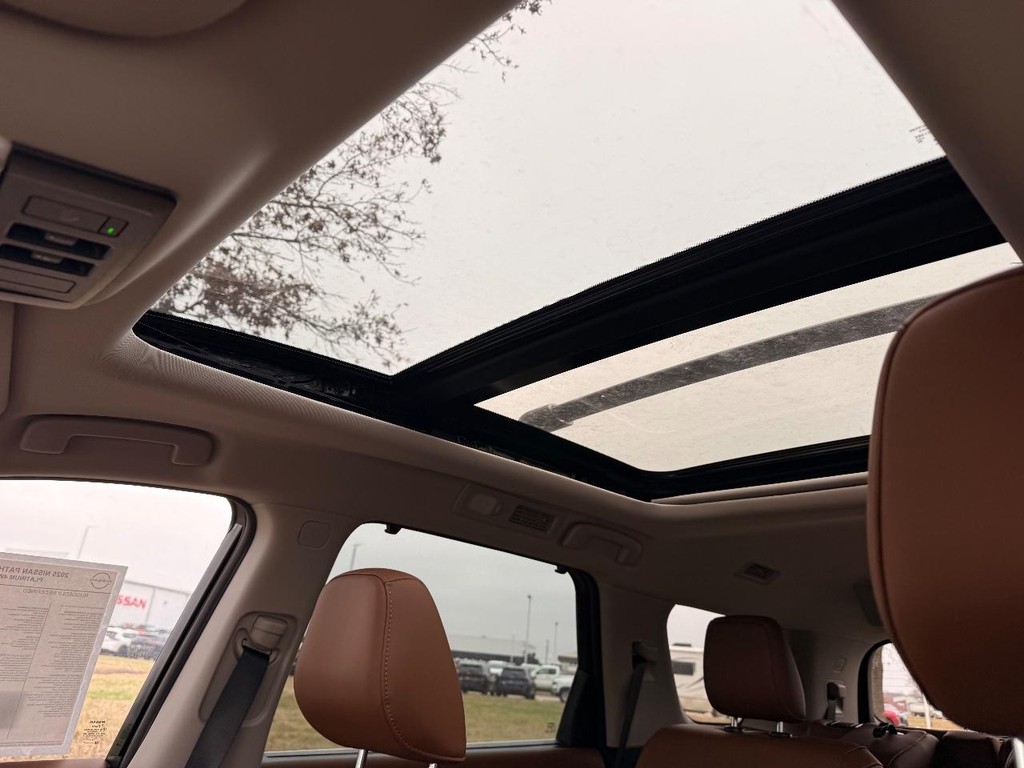 Nissan Pathfinder Vehicle Full-screen Gallery Image 14