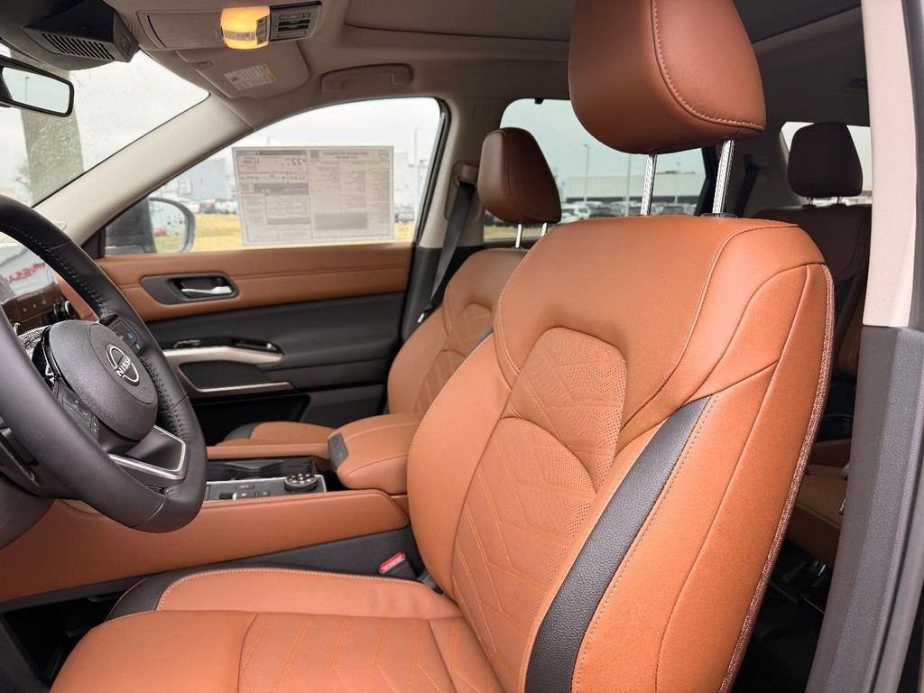 Nissan Pathfinder Vehicle Full-screen Gallery Image 15