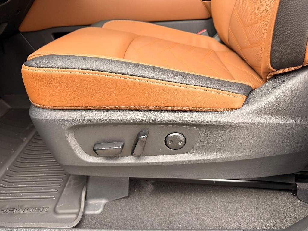 Nissan Pathfinder Vehicle Full-screen Gallery Image 16