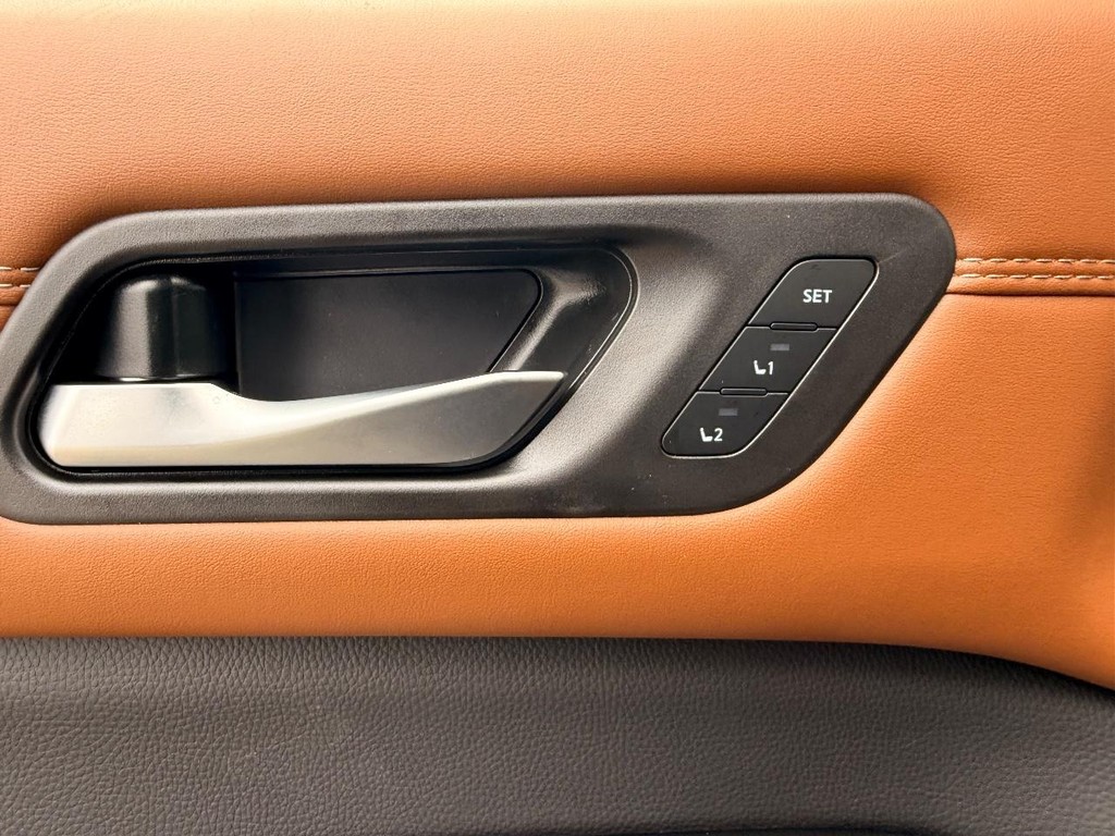 Nissan Pathfinder Vehicle Full-screen Gallery Image 18