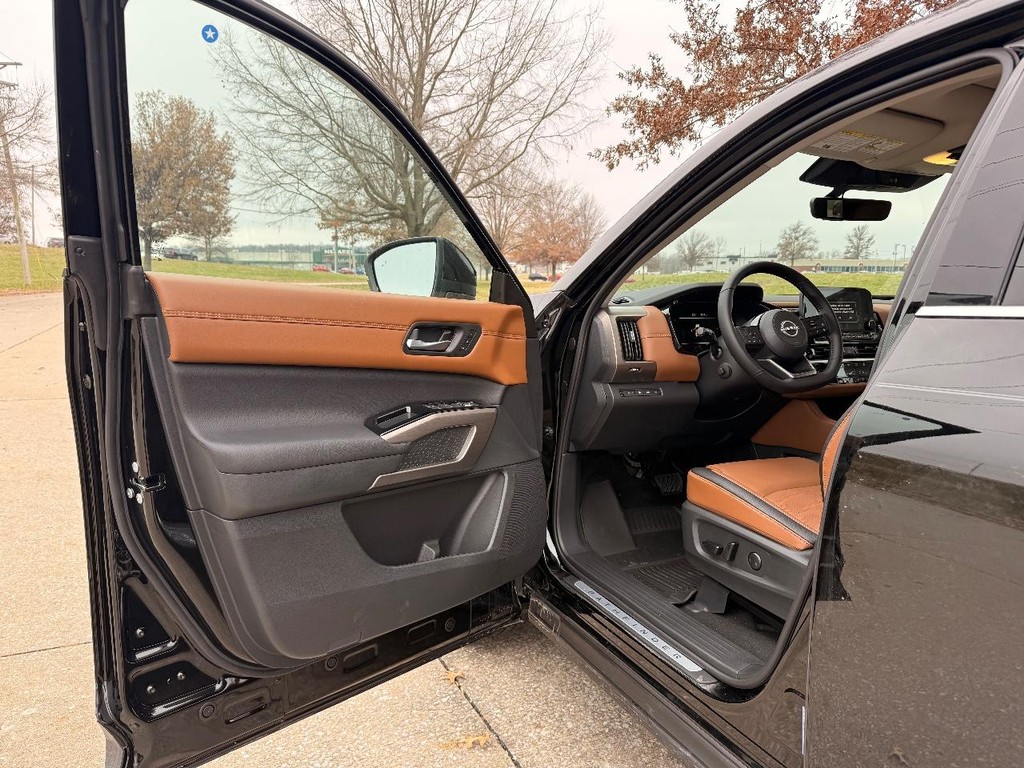 Nissan Pathfinder Vehicle Full-screen Gallery Image 19