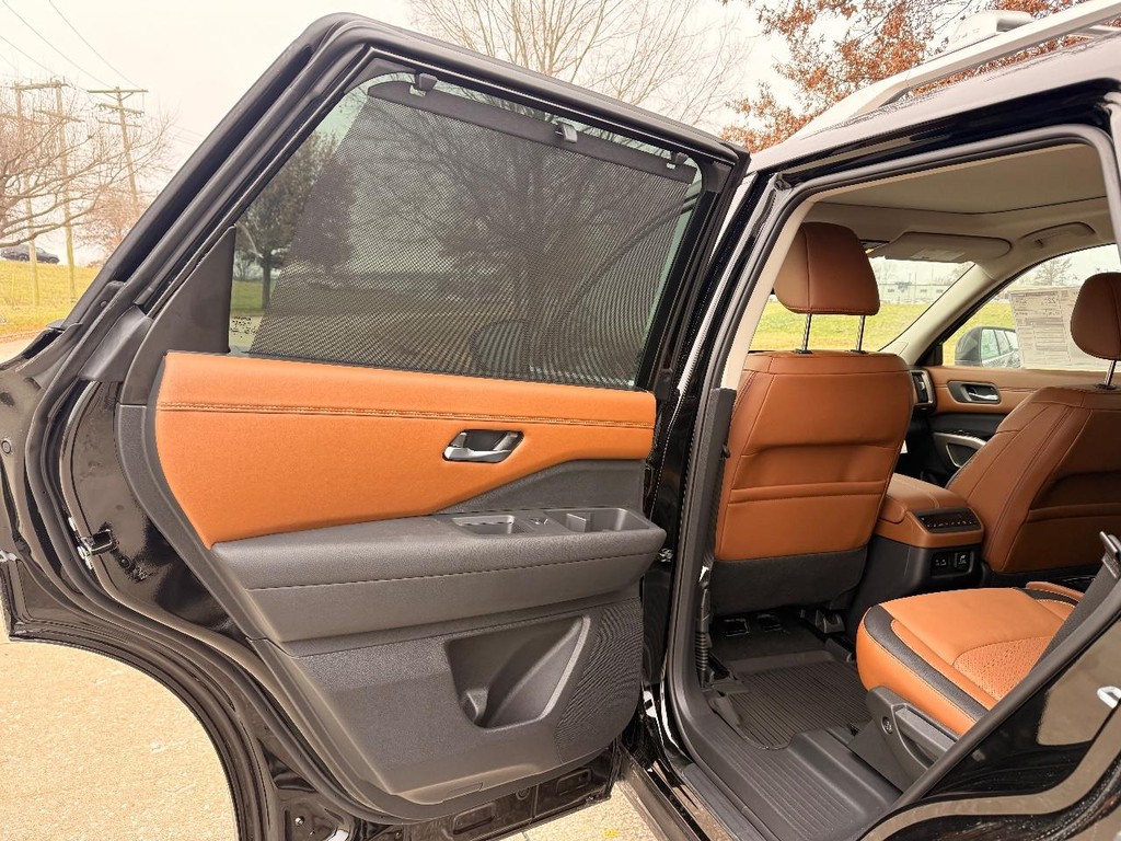 Nissan Pathfinder Vehicle Full-screen Gallery Image 21