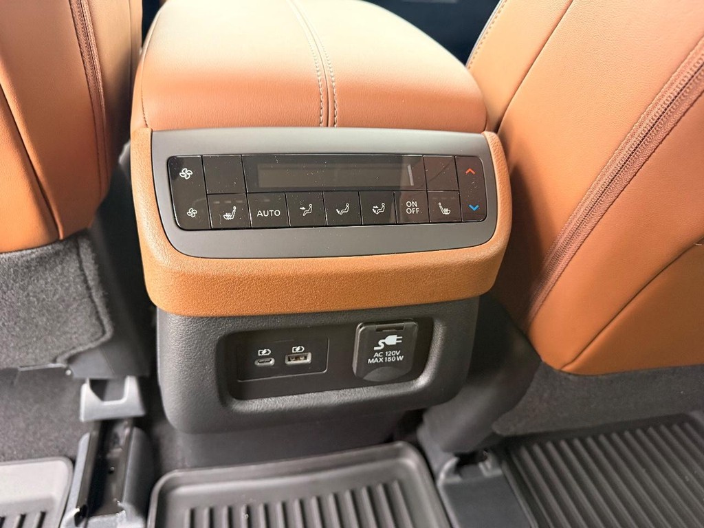 Nissan Pathfinder Vehicle Full-screen Gallery Image 23