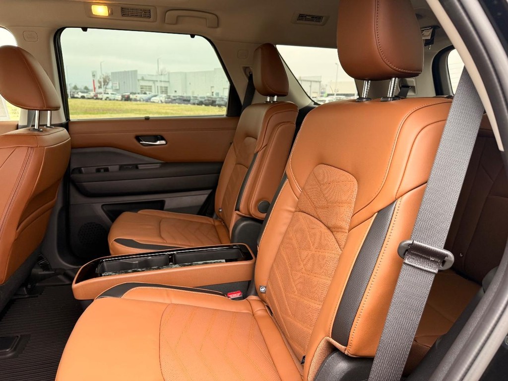 Nissan Pathfinder Vehicle Full-screen Gallery Image 25