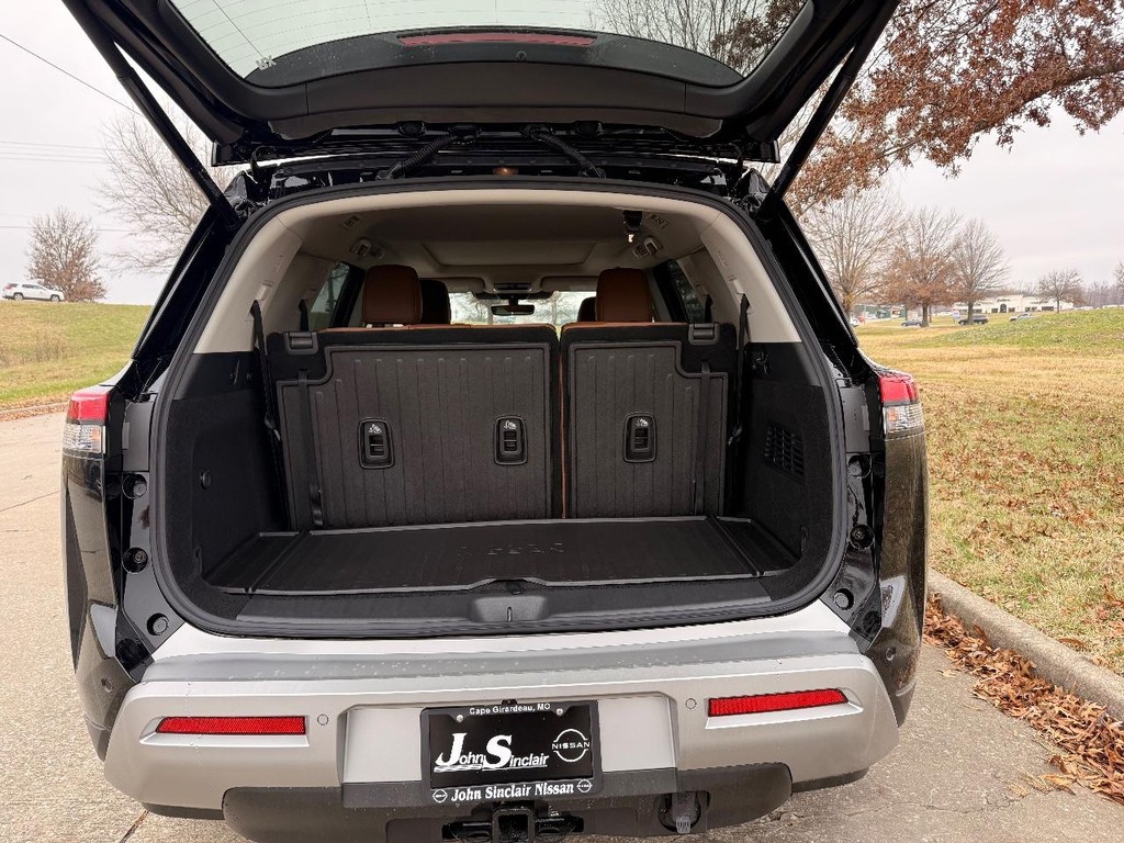 Nissan Pathfinder Vehicle Full-screen Gallery Image 29