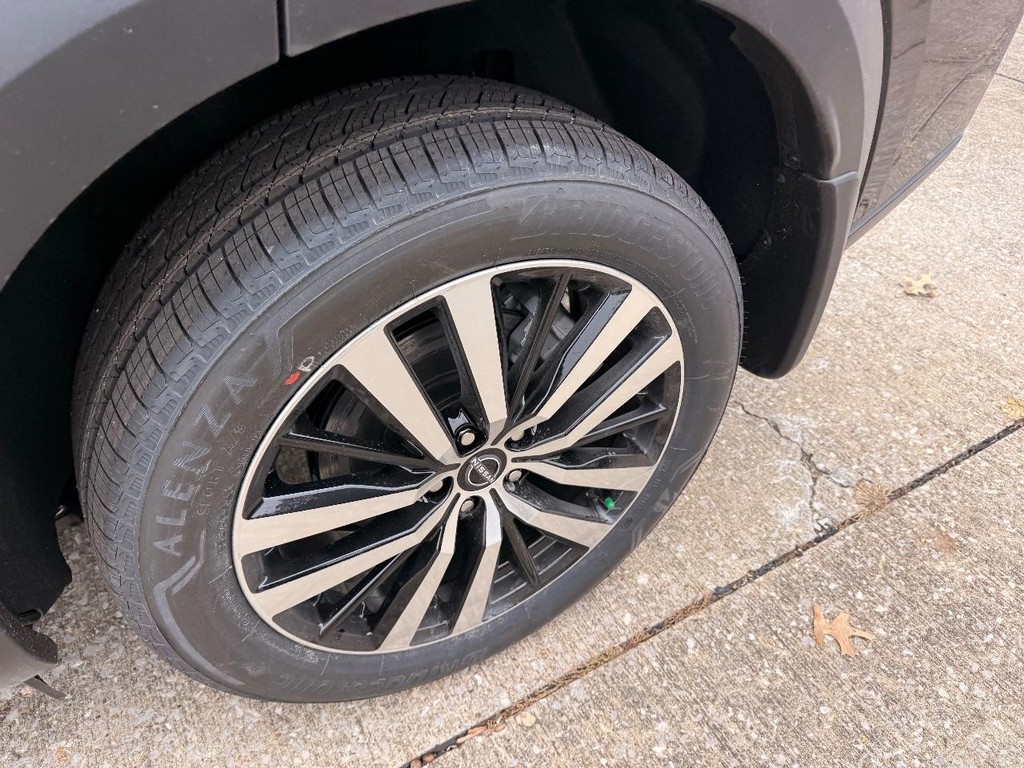 Nissan Pathfinder Vehicle Full-screen Gallery Image 32