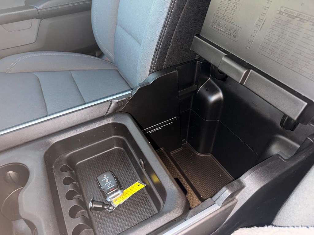 Ram 1500 Vehicle Full-screen Gallery Image 04