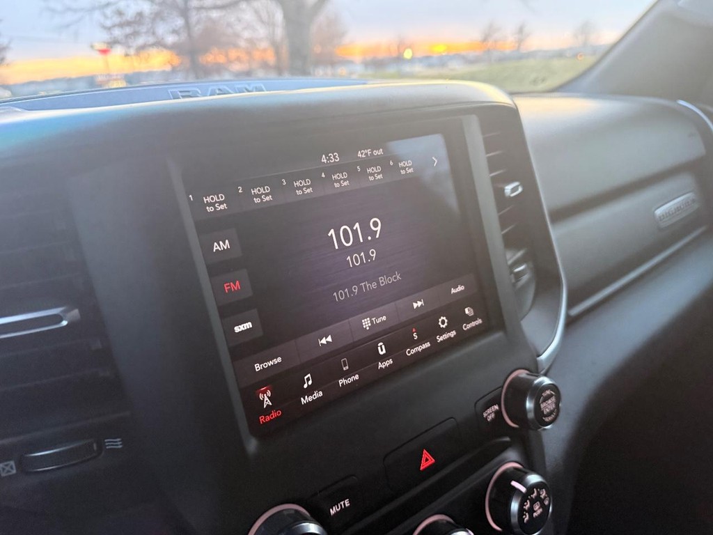 Ram 1500 Vehicle Full-screen Gallery Image 09