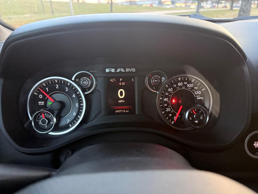 Ram 1500 Vehicle Full-screen Gallery Image 10