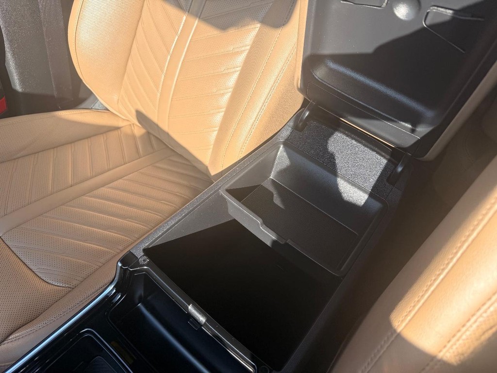 Kia Sorento Vehicle Full-screen Gallery Image 06