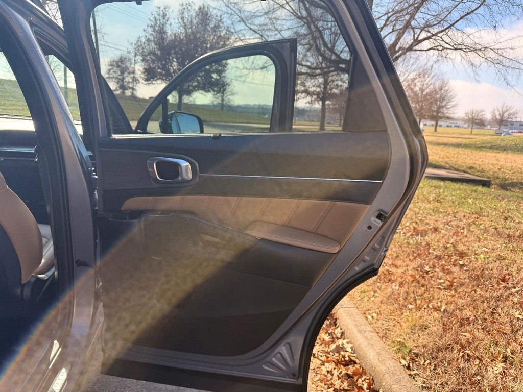 Kia Sorento Vehicle Full-screen Gallery Image 24