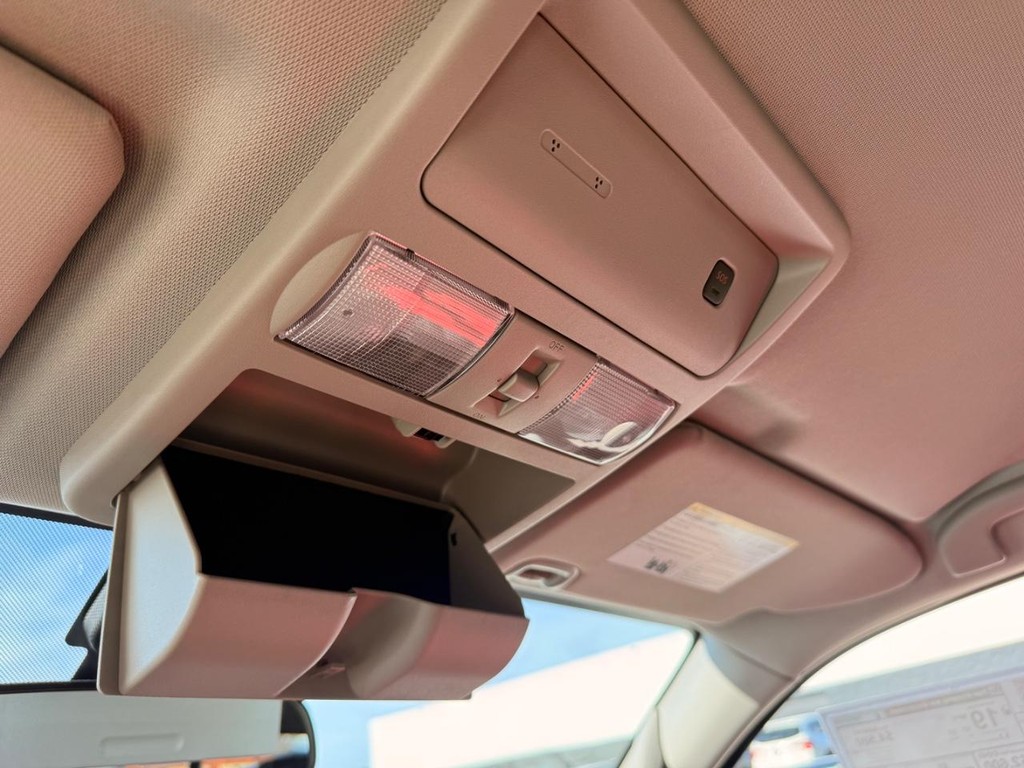 Nissan Frontier Vehicle Full-screen Gallery Image 02