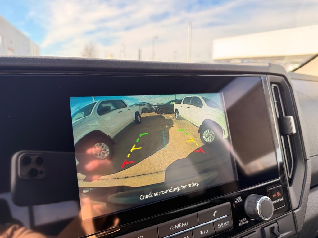 Nissan Frontier Vehicle Full-screen Gallery Image 03