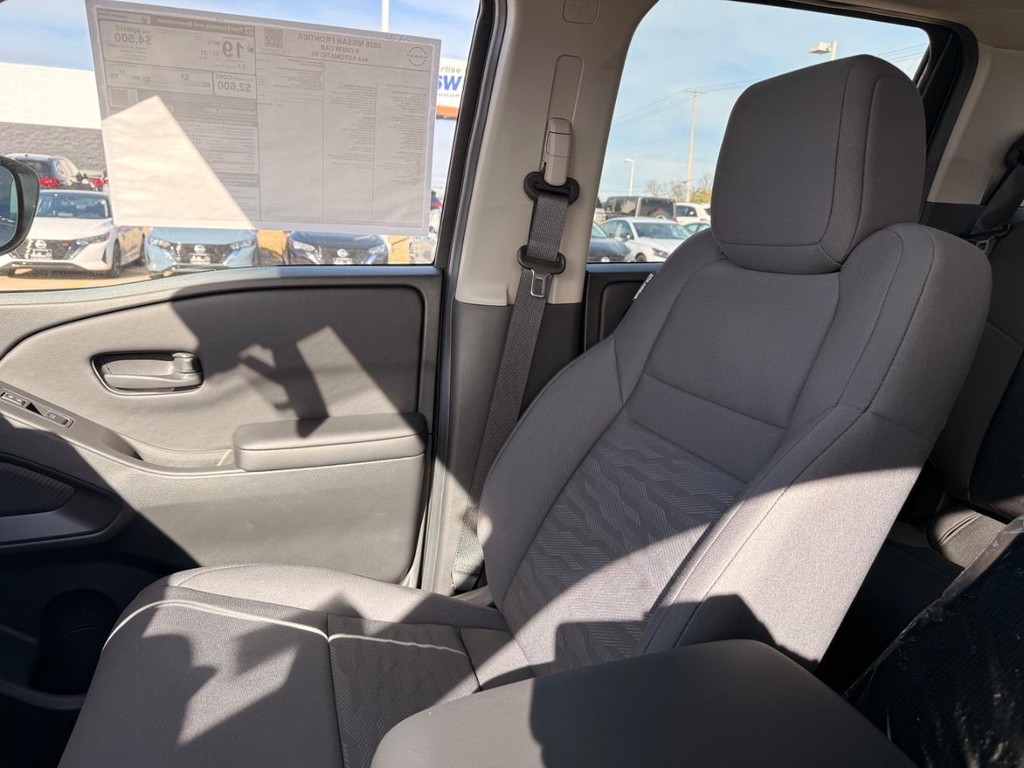 Nissan Frontier Vehicle Full-screen Gallery Image 04