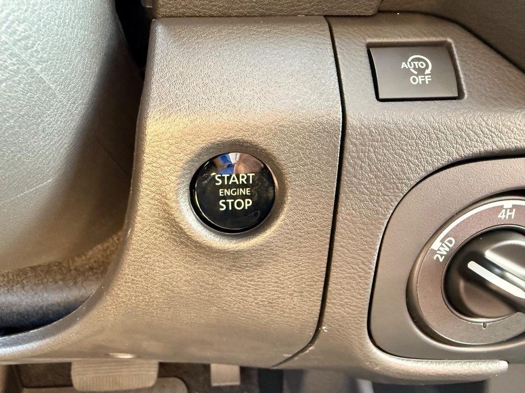 Nissan Frontier Vehicle Full-screen Gallery Image 06