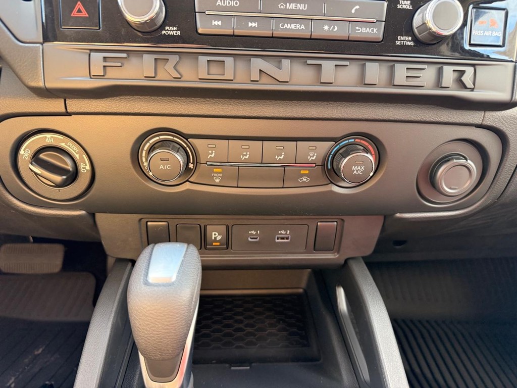Nissan Frontier Vehicle Full-screen Gallery Image 08