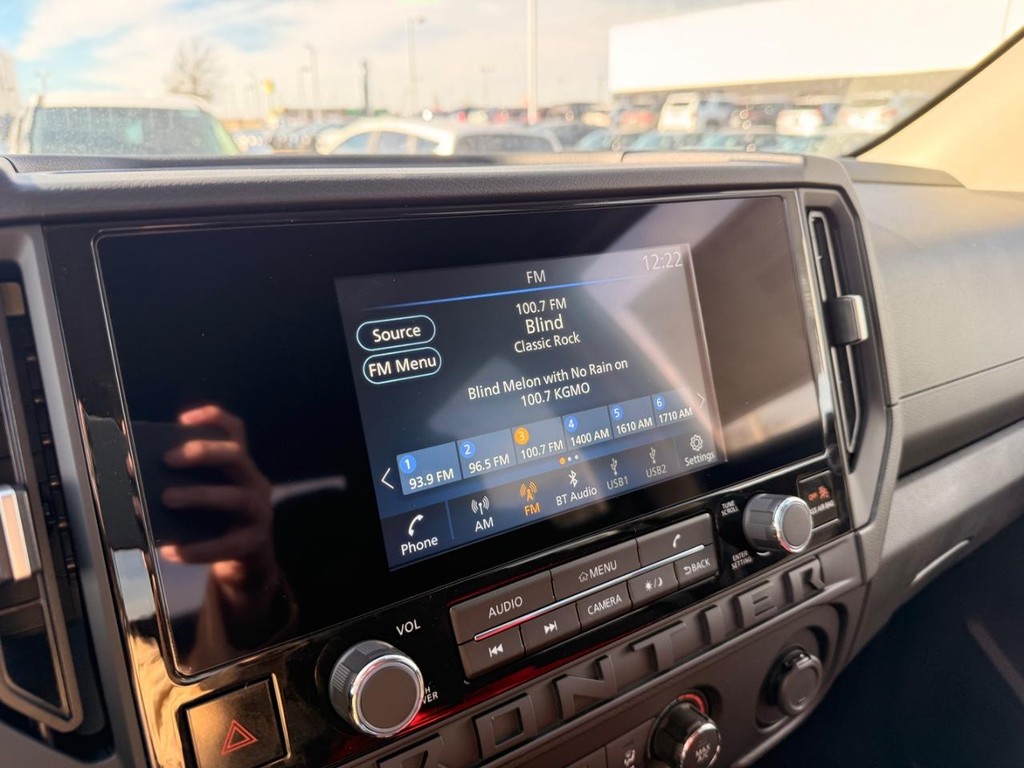 Nissan Frontier Vehicle Full-screen Gallery Image 09