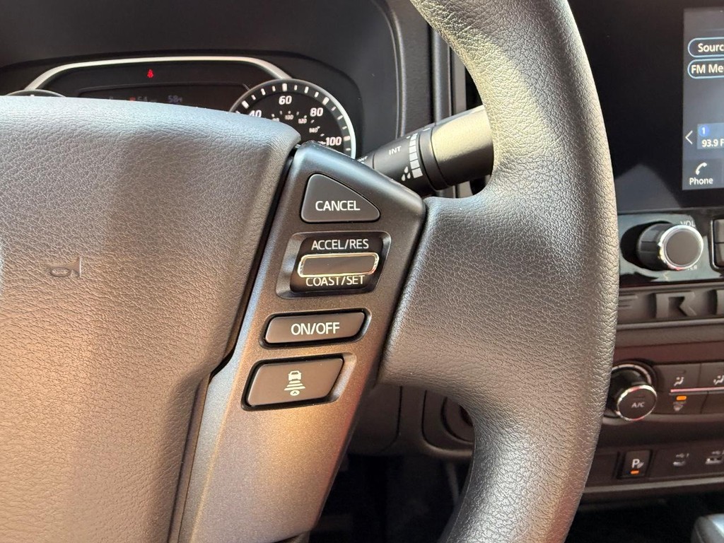 Nissan Frontier Vehicle Full-screen Gallery Image 12