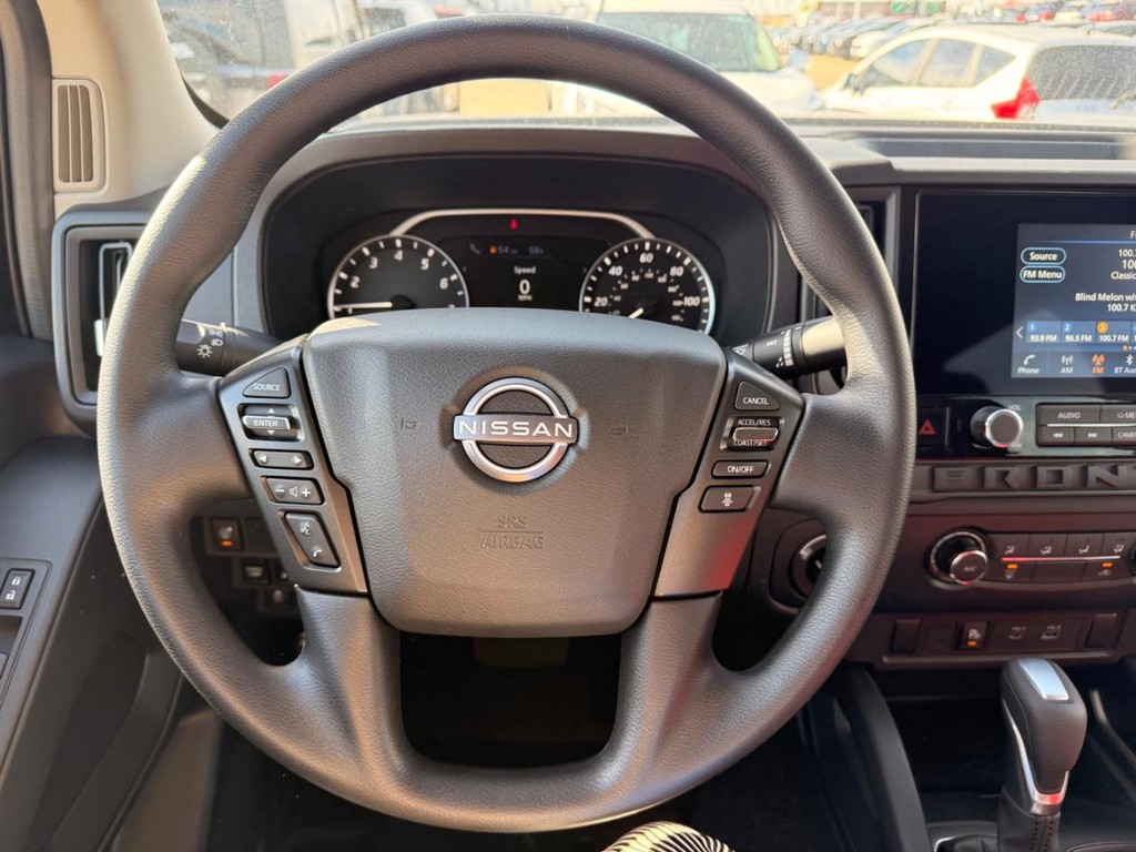 Nissan Frontier Vehicle Full-screen Gallery Image 13