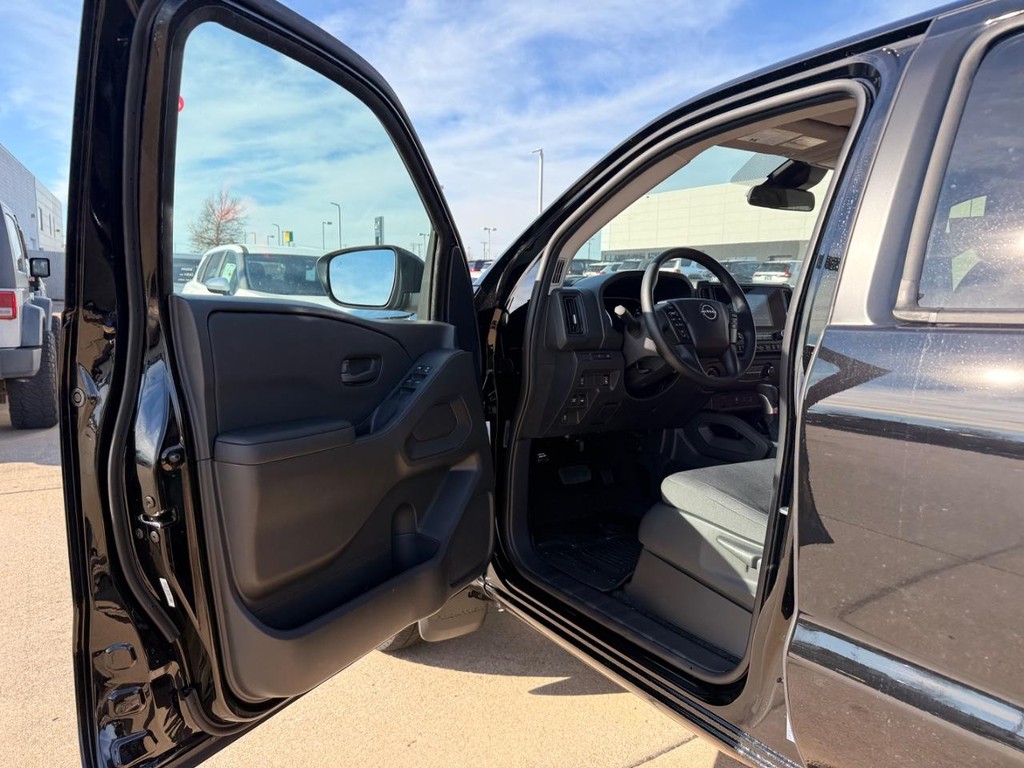 Nissan Frontier Vehicle Full-screen Gallery Image 15