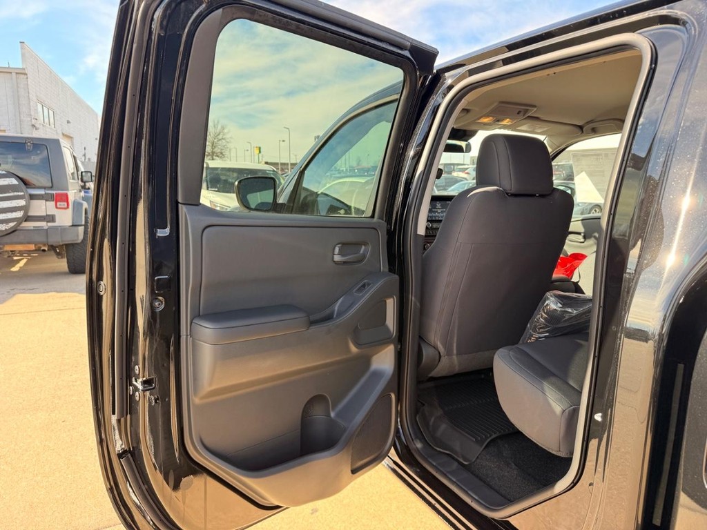 Nissan Frontier Vehicle Full-screen Gallery Image 16