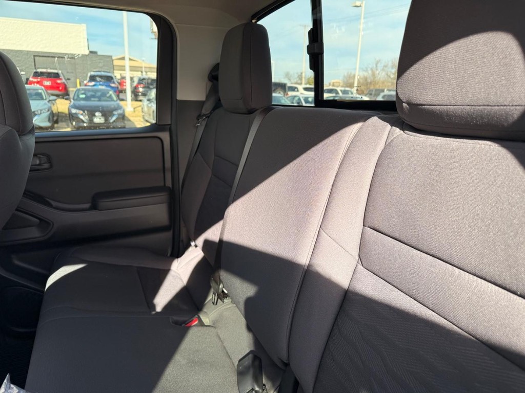 Nissan Frontier Vehicle Full-screen Gallery Image 18