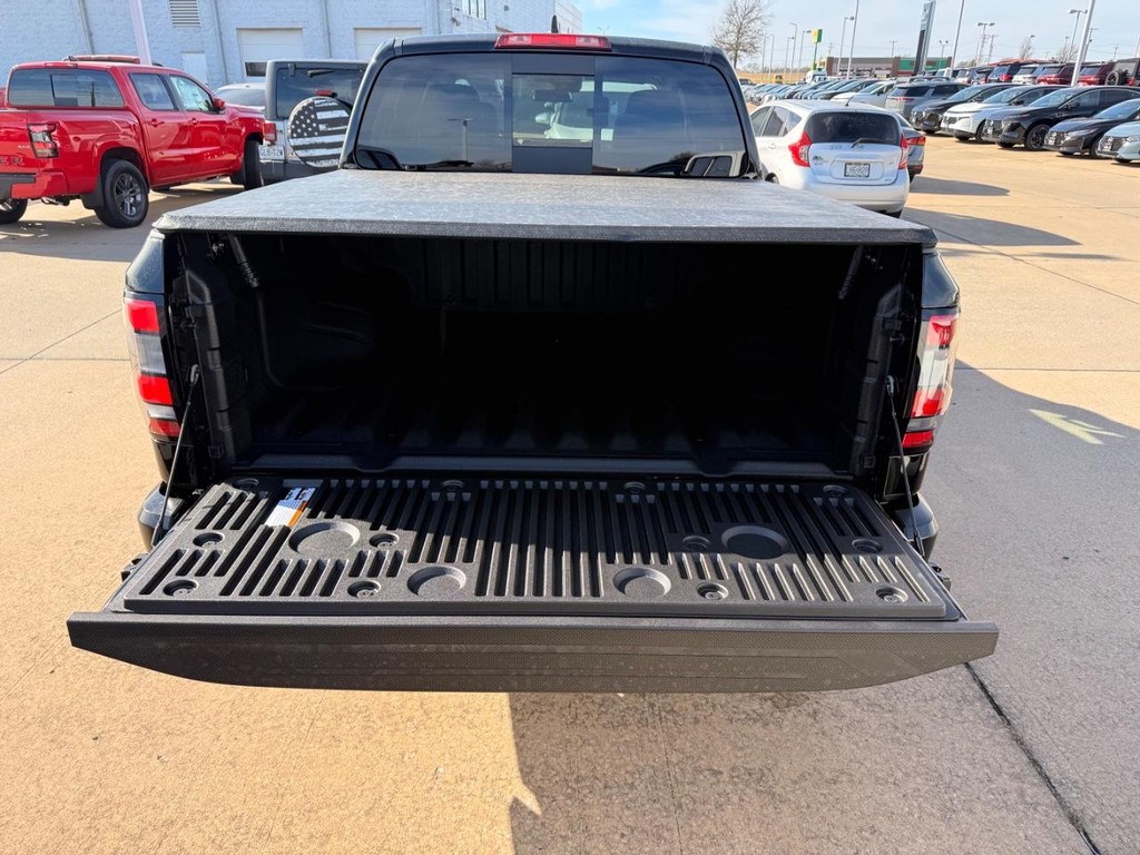 Nissan Frontier Vehicle Full-screen Gallery Image 19